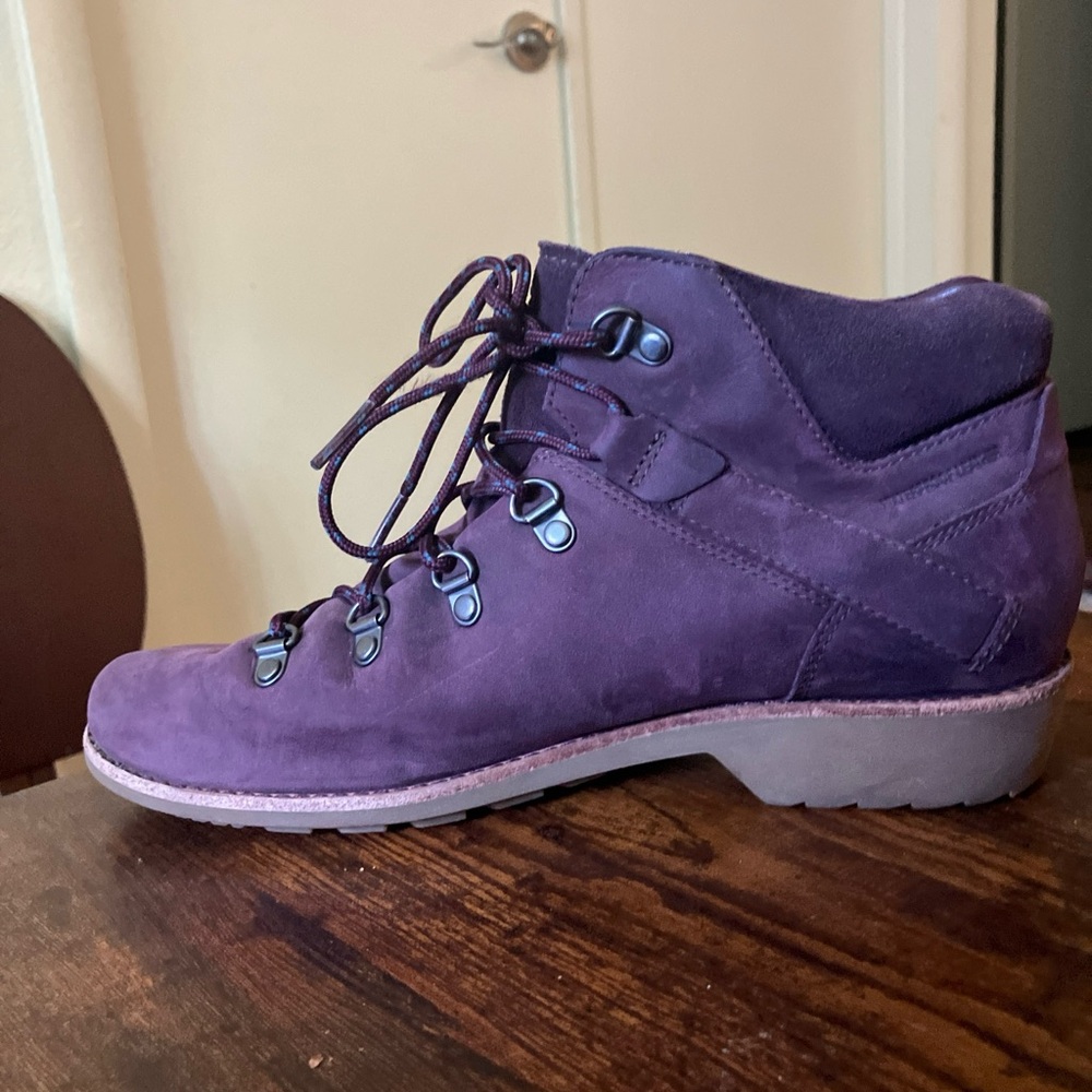 Teva Women’s Boots 8.5 Waterproof Leather